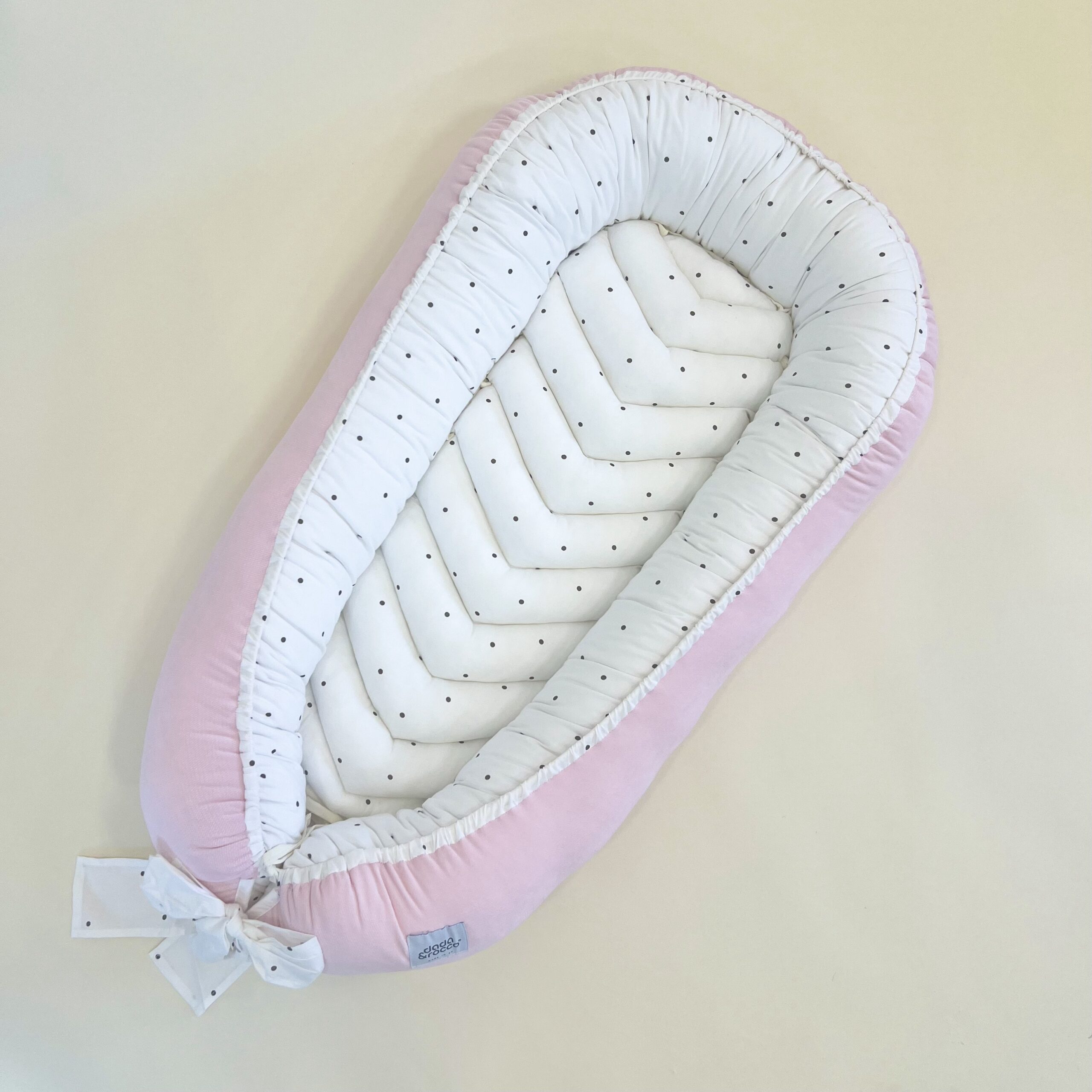 3472_dada&rocco_gnijezdo_za_bebe_dots_roza